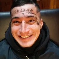 если ты про него, то он очевидный наркоман. Амфетамины.