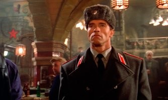 Обманутые строители разгромили подъезд дома в Петербурге