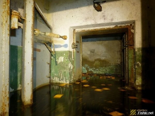 Автор как-то кособоко копипастит. Из его же первоисточника

~~~~~
В 1919 году приют и близлежащую церковь закрыли. Какое-то время после этого здесь проводились лекции об экологических катастрофах, мерах безопасности в экстремальных ситуациях, а позже здание забросили.

Не похоже, что здание простояло заброшенным 100 лет, да и фонари и ЛДС как бы намекают.




~~~~~
Заброшенный особняк Брусницыных находится в самом центре Санкт-Петербурга.
Переехавший в город в 1844 году крестьянин Николай Мокеевич Брусницын основал свой кожевенный завод, к которому позже был построен этот особняк в качестве богодельни. Сюда принимали стариков и детей. Их учили, одевали и кормили в обмен за труд на заводе. Сейчас здесь постоянно проходят съемки фильмов, сериалов, фотосессии для модных журналов.

Судя по состоянию стенных панелей, дверей и обоев, наличия действующего электрического освещения, не сказать, что он прямо-таки заброшен.




~~~~~
Завод Красный треугольник.
Основан в 1860 году Фердинандом Краузкопфом, который учредил Товарищество российско-американской резиновой мануфактуры (ТРАРМ). На всех изделиях завода ставилось фабричное клеймо в виде треугольника, поэтому в 1918 году после революции заводу дали имя «Красный треугольник». C 1932 года завод начал производить синтетический каучук. В нулевых годах завод обанкротился и сейчас сдается в аренду разным организациям.
~~~~~
Убежище Петродворцового часового завода в городе Петергоф, производителя легендарных часов «Ракета».
Находится в холме и имеет не менее трех выходов. Было сильно затоплено. Внутри противогазы, военные каски, руководства по гражданской обороне, плесень и вода, которая постоянно затапливает помещение.