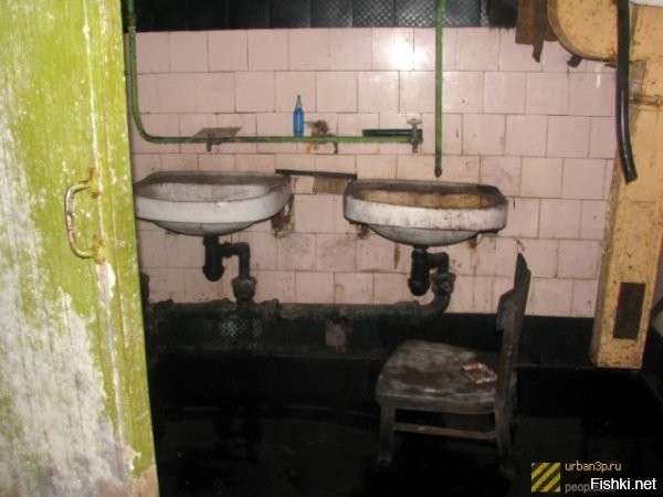 Автор как-то кособоко копипастит. Из его же первоисточника

~~~~~
В 1919 году приют и близлежащую церковь закрыли. Какое-то время после этого здесь проводились лекции об экологических катастрофах, мерах безопасности в экстремальных ситуациях, а позже здание забросили.

Не похоже, что здание простояло заброшенным 100 лет, да и фонари и ЛДС как бы намекают.




~~~~~
Заброшенный особняк Брусницыных находится в самом центре Санкт-Петербурга.
Переехавший в город в 1844 году крестьянин Николай Мокеевич Брусницын основал свой кожевенный завод, к которому позже был построен этот особняк в качестве богодельни. Сюда принимали стариков и детей. Их учили, одевали и кормили в обмен за труд на заводе. Сейчас здесь постоянно проходят съемки фильмов, сериалов, фотосессии для модных журналов.

Судя по состоянию стенных панелей, дверей и обоев, наличия действующего электрического освещения, не сказать, что он прямо-таки заброшен.




~~~~~
Завод Красный треугольник.
Основан в 1860 году Фердинандом Краузкопфом, который учредил Товарищество российско-американской резиновой мануфактуры (ТРАРМ). На всех изделиях завода ставилось фабричное клеймо в виде треугольника, поэтому в 1918 году после революции заводу дали имя «Красный треугольник». C 1932 года завод начал производить синтетический каучук. В нулевых годах завод обанкротился и сейчас сдается в аренду разным организациям.
~~~~~
Убежище Петродворцового часового завода в городе Петергоф, производителя легендарных часов «Ракета».
Находится в холме и имеет не менее трех выходов. Было сильно затоплено. Внутри противогазы, военные каски, руководства по гражданской обороне, плесень и вода, которая постоянно затапливает помещение.