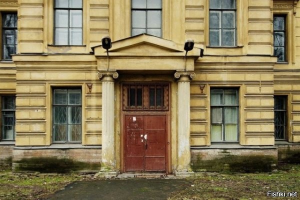 Автор как-то кособоко копипастит. Из его же первоисточника

~~~~~
В 1919 году приют и близлежащую церковь закрыли. Какое-то время после этого здесь проводились лекции об экологических катастрофах, мерах безопасности в экстремальных ситуациях, а позже здание забросили.

Не похоже, что здание простояло заброшенным 100 лет, да и фонари и ЛДС как бы намекают.




~~~~~
Заброшенный особняк Брусницыных находится в самом центре Санкт-Петербурга.
Переехавший в город в 1844 году крестьянин Николай Мокеевич Брусницын основал свой кожевенный завод, к которому позже был построен этот особняк в качестве богодельни. Сюда принимали стариков и детей. Их учили, одевали и кормили в обмен за труд на заводе. Сейчас здесь постоянно проходят съемки фильмов, сериалов, фотосессии для модных журналов.

Судя по состоянию стенных панелей, дверей и обоев, наличия действующего электрического освещения, не сказать, что он прямо-таки заброшен.




~~~~~
Завод Красный треугольник.
Основан в 1860 году Фердинандом Краузкопфом, который учредил Товарищество российско-американской резиновой мануфактуры (ТРАРМ). На всех изделиях завода ставилось фабричное клеймо в виде треугольника, поэтому в 1918 году после революции заводу дали имя «Красный треугольник». C 1932 года завод начал производить синтетический каучук. В нулевых годах завод обанкротился и сейчас сдается в аренду разным организациям.
~~~~~
Убежище Петродворцового часового завода в городе Петергоф, производителя легендарных часов «Ракета».
Находится в холме и имеет не менее трех выходов. Было сильно затоплено. Внутри противогазы, военные каски, руководства по гражданской обороне, плесень и вода, которая постоянно затапливает помещение.