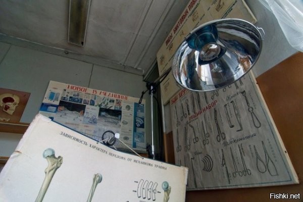 Автор как-то кособоко копипастит. Из его же первоисточника

~~~~~
В 1919 году приют и близлежащую церковь закрыли. Какое-то время после этого здесь проводились лекции об экологических катастрофах, мерах безопасности в экстремальных ситуациях, а позже здание забросили.

Не похоже, что здание простояло заброшенным 100 лет, да и фонари и ЛДС как бы намекают.




~~~~~
Заброшенный особняк Брусницыных находится в самом центре Санкт-Петербурга.
Переехавший в город в 1844 году крестьянин Николай Мокеевич Брусницын основал свой кожевенный завод, к которому позже был построен этот особняк в качестве богодельни. Сюда принимали стариков и детей. Их учили, одевали и кормили в обмен за труд на заводе. Сейчас здесь постоянно проходят съемки фильмов, сериалов, фотосессии для модных журналов.

Судя по состоянию стенных панелей, дверей и обоев, наличия действующего электрического освещения, не сказать, что он прямо-таки заброшен.




~~~~~
Завод Красный треугольник.
Основан в 1860 году Фердинандом Краузкопфом, который учредил Товарищество российско-американской резиновой мануфактуры (ТРАРМ). На всех изделиях завода ставилось фабричное клеймо в виде треугольника, поэтому в 1918 году после революции заводу дали имя «Красный треугольник». C 1932 года завод начал производить синтетический каучук. В нулевых годах завод обанкротился и сейчас сдается в аренду разным организациям.
~~~~~
Убежище Петродворцового часового завода в городе Петергоф, производителя легендарных часов «Ракета».
Находится в холме и имеет не менее трех выходов. Было сильно затоплено. Внутри противогазы, военные каски, руководства по гражданской обороне, плесень и вода, которая постоянно затапливает помещение.