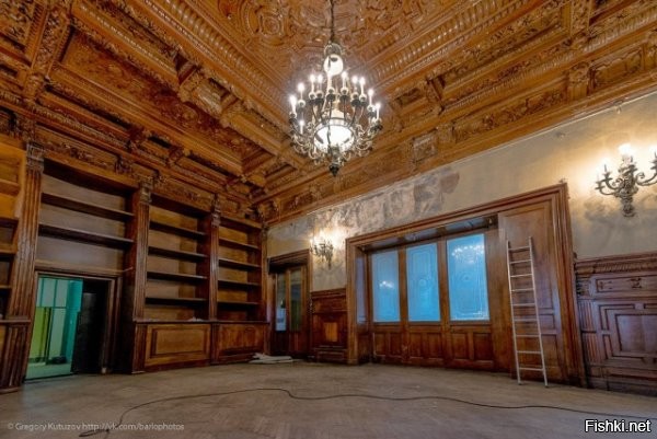 Автор как-то кособоко копипастит. Из его же первоисточника

~~~~~
В 1919 году приют и близлежащую церковь закрыли. Какое-то время после этого здесь проводились лекции об экологических катастрофах, мерах безопасности в экстремальных ситуациях, а позже здание забросили.

Не похоже, что здание простояло заброшенным 100 лет, да и фонари и ЛДС как бы намекают.




~~~~~
Заброшенный особняк Брусницыных находится в самом центре Санкт-Петербурга.
Переехавший в город в 1844 году крестьянин Николай Мокеевич Брусницын основал свой кожевенный завод, к которому позже был построен этот особняк в качестве богодельни. Сюда принимали стариков и детей. Их учили, одевали и кормили в обмен за труд на заводе. Сейчас здесь постоянно проходят съемки фильмов, сериалов, фотосессии для модных журналов.

Судя по состоянию стенных панелей, дверей и обоев, наличия действующего электрического освещения, не сказать, что он прямо-таки заброшен.




~~~~~
Завод Красный треугольник.
Основан в 1860 году Фердинандом Краузкопфом, который учредил Товарищество российско-американской резиновой мануфактуры (ТРАРМ). На всех изделиях завода ставилось фабричное клеймо в виде треугольника, поэтому в 1918 году после революции заводу дали имя «Красный треугольник». C 1932 года завод начал производить синтетический каучук. В нулевых годах завод обанкротился и сейчас сдается в аренду разным организациям.
~~~~~
Убежище Петродворцового часового завода в городе Петергоф, производителя легендарных часов «Ракета».
Находится в холме и имеет не менее трех выходов. Было сильно затоплено. Внутри противогазы, военные каски, руководства по гражданской обороне, плесень и вода, которая постоянно затапливает помещение.