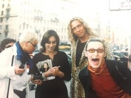 Тут ещё надо очень разбираться кто чей поклонник. Тётки, кстати, тоже не с улицы. Фамилии сходу не вспомню, но в телевизоре мелькали.