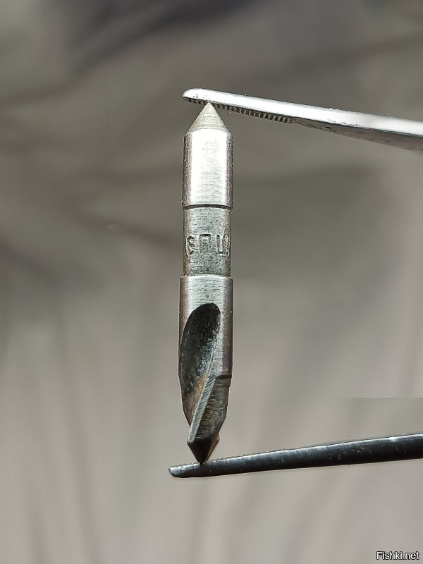 Есть такое "шайтан сверло", сверлит всё.
Затачивается только алмазным диском.
За мою жизнь - точил два раза.
Из чего оно не знаю.