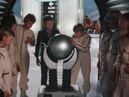 Гостья из будущего - "будущее" тоже присутствует