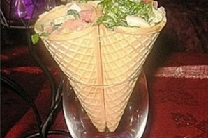 Пробовал салаты (оливье, винегрет, шубу, мимозу)в вафельных стаканчиках из ржаного хлеба))) оригинально
Типа такого: