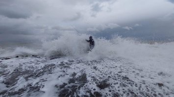 Бельгия , Брюссель , в море бываю каждые выходные , все рядом , креветочницы и забродники и тд в е есть , да легко все собрать , правда потом у меня спина отваливается . Фото в прошлое воскресение , шторм .