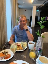 Заходил один раз к нигерам по работе и у них такие бананы продаются в связках 2) Какой тебе нафиг завтрак подали , это шведский стол а идея отличная , я любитель меда . 3) Вот такие вот завтраки у них , фотке 5 недель . Летали по делам ( простите за фото было 7 утра :)