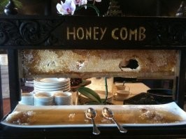 Заходил один раз к нигерам по работе и у них такие бананы продаются в связках 2) Какой тебе нафиг завтрак подали , это шведский стол а идея отличная , я любитель меда . 3) Вот такие вот завтраки у них , фотке 5 недель . Летали по делам ( простите за фото было 7 утра :)