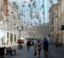 На двух фото интересная деталь - фигура молодого человека, который идёт от нас... Такое впечатление, что это один и тот же человек. Ну или на первом фото пра-пра-дедушка молодого парня с рюкзаком.