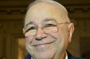 Мужчина решил поточить нож о стену дома