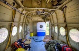 Вот за этой дверью хвостовой отсек. Там обычно ведро ставят