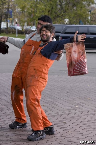 Чёт вспомнились события месячной давности.
Беларуска-польская граница. 3 часа ночи.
- "Насальника, пусти через граница. Хочу быть европейцом ма. Попрошу в Германии политического убежища, пуду пособие получать, булку с маслом кушать "
- Как так не пустишь? Я насяльника жаловаться буду.
Ну вот мы и ...