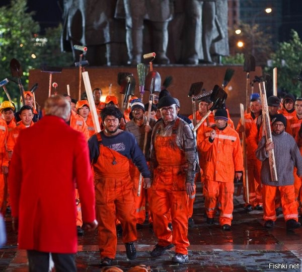 Чёт вспомнились события месячной давности.
Беларуска-польская граница. 3 часа ночи.
- "Насальника, пусти через граница. Хочу быть европейцом ма. Попрошу в Германии политического убежища, пуду пособие получать, булку с маслом кушать "
- Как так не пустишь? Я насяльника жаловаться буду.
Ну вот мы и ...