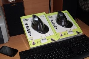 Ещё 8 лет назад брал вот такие с алика. Беспроводную подарил, проводной сам пользовался. В работе очень удобна, когда привыкнешь.
А вот про "привык к ней за полчаса" не верьте, это вы себя впервые сидящим за компом через пол часа чувствовать перестанете, а вот рисовать и удобно работать в таблицах станет не сразу.
В итоге перестал пользоваться, когда начал играть в шутеры, так как держу мышь исключительно кончиками пальцев и практически не двигаю кистью, а с этой мышью так не выйдет.