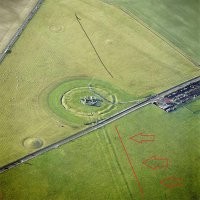 я так понимаю что на него посмотреть только с дорожки можно? и руками не потрогать... интересно что это за рельеф? древний? новый?