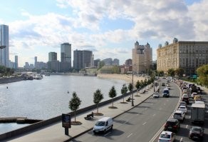 А мне эти две понравились, и не высотками: пешеходная часть набережной стала шире, нет на ней запаркованных машин, а есть деревья и лавочки. Лучше, гораздо лучше.