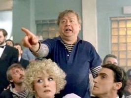 У меня деньги крутятся: наглец оставил пакет с мусором прямо у подъезда