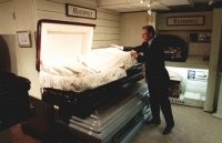 про зашивание рта древний баян, давно используют клей, более быстро и менее хлопотно.