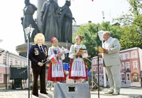 Нашу брестчанку добавьте)))).Как-никак директор рынка.