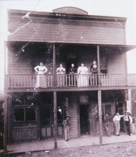 А хозяйка этого дома, была самой богатой женщиной в Аризоне (она в центре)