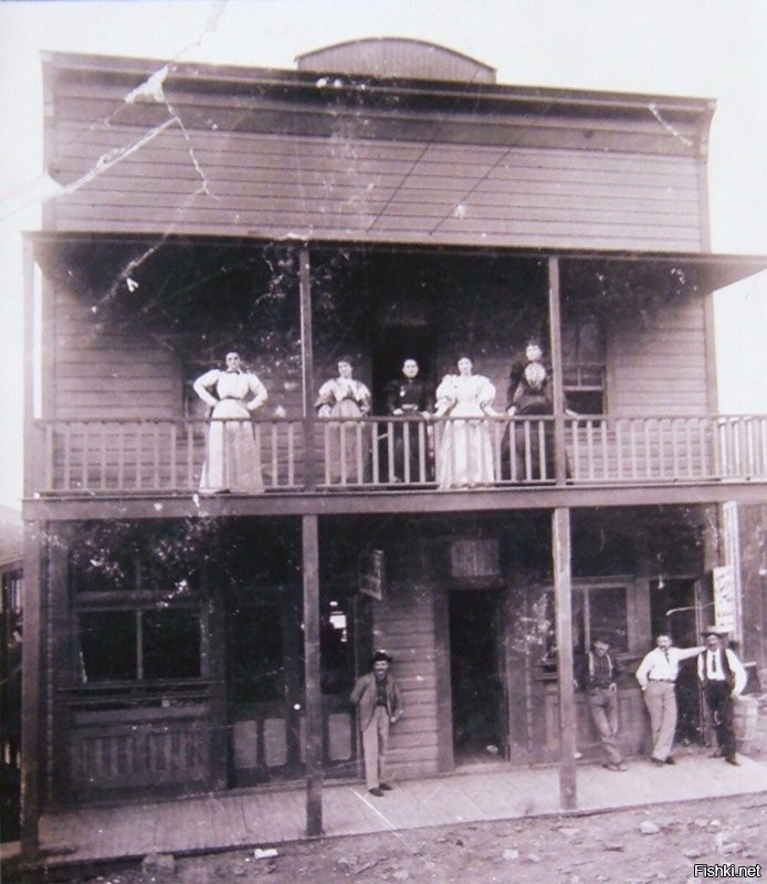 А хозяйка этого дома, была самой богатой женщиной в Аризоне (она в центре)