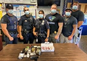 Интересно, а за бугром таких вот кабанов тоже на землю валят, пинают и оружие отбирают?