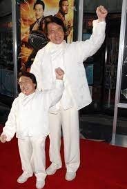 Персонально, для альтернативно одарённых, фотография с мини "дублёром". Он дублировал актёра в детстве(поясню для альтернативных - это шутка). И несколько фоток где "дублёр" Джеки сбежал с фотосессии, а охранник даже моргнуть не успел.