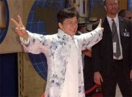 Персонально, для альтернативно одарённых, фотография с мини "дублёром". Он дублировал актёра в детстве(поясню для альтернативных - это шутка). И несколько фоток где "дублёр" Джеки сбежал с фотосессии, а охранник даже моргнуть не успел.