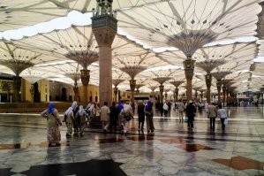 Это не шпили, это гигантские зонты на площади перед мечетью Масджид аль-Набави. С ярким солнцем они "распускаются".