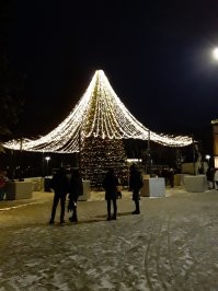 Ёлка на площади. Какой ракурс не выбери -она должна быть хороша.  Вот в нашем городке ёлка. Пока не закончили украшать, но с любого места она великолепна. Все  ходят толпами даже не смушаясь рабочих фотают её, себя на её фоне и всё вокруг неё. Уже праздничное настроение. Городок в двадцать тысяч, ни разу не Лондон.