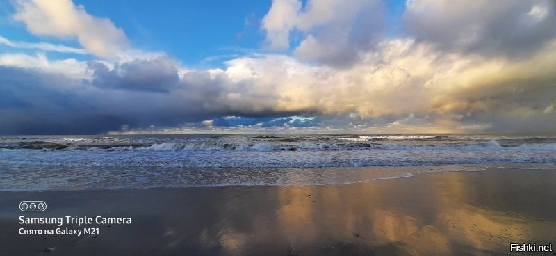 Вот парочка фото из России. Тоже два дня назад. Просто выходной, который совпал с возможностью прогуляться с собаками на море после шторма. Работаю практически без выходных и такая удача бывает именно удачей. Так что  мои радостно прыгающие через речку собаки тоже очень трогательно. Для меня во всяком случае. А чудесное море и небо вообще нечто уникальное в каждом моменте.