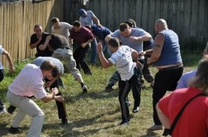 На русскую свадьбу людям без национальности лучше не попадать...
 Потому что они не смогут выпить такое количество обезбаливающего после драки, без вреда для здоровья.