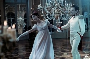 В те времена девушке не зазорно было записывать своих кавалеров. А сейчас почему-то стесняются. О времена, о нравы! 

ЗЫ. А почему бы не поднять люстру повыше? Объективно же мешается