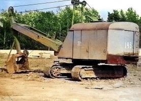 В данном случае это экскаватор ЭО только вместо лопаты кран. В СССР например подобная машина была ЭО-4111В. Хочешь лопату ставь будет экскаватор, хочешь стрелу будет кран!