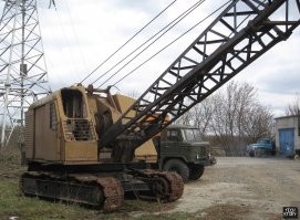 В данном случае это экскаватор ЭО только вместо лопаты кран. В СССР например подобная машина была ЭО-4111В. Хочешь лопату ставь будет экскаватор, хочешь стрелу будет кран!