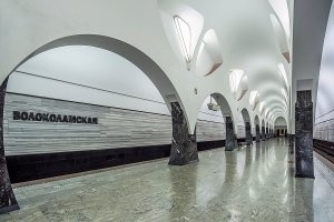 7. Если присмотреться и включить воображение, то мы увидим жилой дом, уходящий в адские облака или окутанный ими))) Хороший эффект.
А мне нравится станция, к примеру, станция "Волоколамская" на моей ветке с большой высотой потолка, что, по каким то причинам,- нигде не упоминалась по поводу высоты потолка, но это так, к примеру, ибо пост о другом. Автору спасибо.