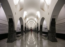 7. Если присмотреться и включить воображение, то мы увидим жилой дом, уходящий в адские облака или окутанный ими))) Хороший эффект.
А мне нравится станция, к примеру, станция "Волоколамская" на моей ветке с большой высотой потолка, что, по каким то причинам,- нигде не упоминалась по поводу высоты потолка, но это так, к примеру, ибо пост о другом. Автору спасибо.