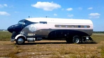 Построить самолето-кемпер далеко не так дорого, как могло бы показаться.
Вылетавший ресурс лайнер можно взять по цене металлолома, причем он будет не разграбленным а в той комплектации, в которой выполнял последний рейс - если лайнер ушел именно по исчерпанию ресурса, то в нем не осталось ни одной запчасти, которую можно повторно поставить на самолет.
Затоталенный автобус, например перевернувшийся через крышу, тоже можно взят по оставшейся стоимости.
Ну, а дальнейшее - понятно.