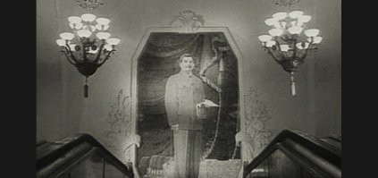 Москва, станция Арбатская. Отвалился кусок штукатурки со стены и стал виден фрагмент старой Советской мозаики.
То была не просто мозаика. И проявился не просто фрагмент.