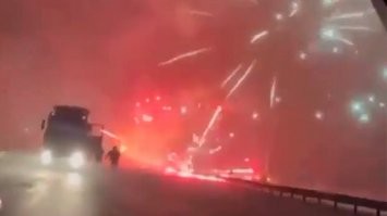 - Что перевозите?
- Пиротехнику.
- Покажите!
- Щасс...