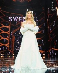 У большинства из дома пропали занавески.
А у шведки ещё и подсвечник из Икеи.