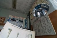 Вот не поверю, что в заброшенном здании плафон блестит и рисунки не выцвели...