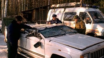 Объявляется перемирие: охотники и кабаны идут рядом друг с другом