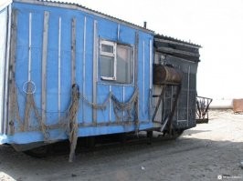 В таком примерно домике (он называется балок) провел я 1й год жизни. Анадырский район, геологоразведочная перевал-база, 1970 )). 
А домики такие "общие" стояли у нас на реке Волчихе, можно там ночевать когда рыбачишь. 
Автору спасибо, кому познавательно, кому ностальгично.