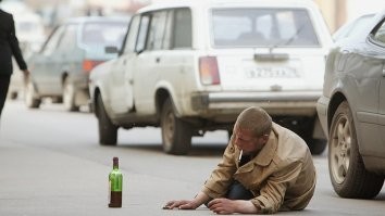 Не поверите, абсолютно пох. Одни придурки пытаются заработать на машины бросаясь, другие еще и бухают "на рабочем месте". Специально их никто не давит, наоборот, но некоторым достаётся, ибо нефиг.