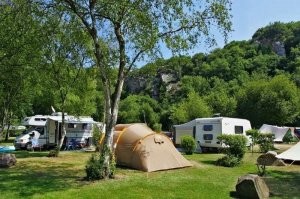 Автор перепутал две совершено разных вещи.
1. Дешёвый коттеджный поселок, в котором дома владельцам принадлежат, а земля под домами - нет. Поэтому дома можно погрузить на платформу и увезти в другое место. Часто в несколько приемов и состыковать на месте.
2. Популярный вид отдыха на выходные. Поход, как с палаткой, но комфортнее. 
Общее у явлений только название - автодом.
Три верхних картинки - первое, четвертая картинка - второе.