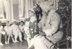 Вот я в 1974 в саду на ёлке