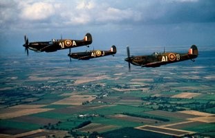 Битва за Британию, фильм 1969 года.
Сюжет средненький, но в съемках реально использовали Спитфайры и Харрикейны, со стороны немцев - Bf109 и He111 (у Испанцев сохранились, Франко в свое время купил).

Любители железа будут в восторге.